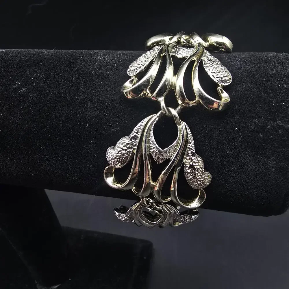 Sarah Coventry Frosted Feather Link Bracelet Silver Tone Vintage Jewelry - Picture 10 of 12